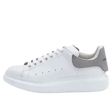 Illustrative sneaker side view for Oopbuy QC review